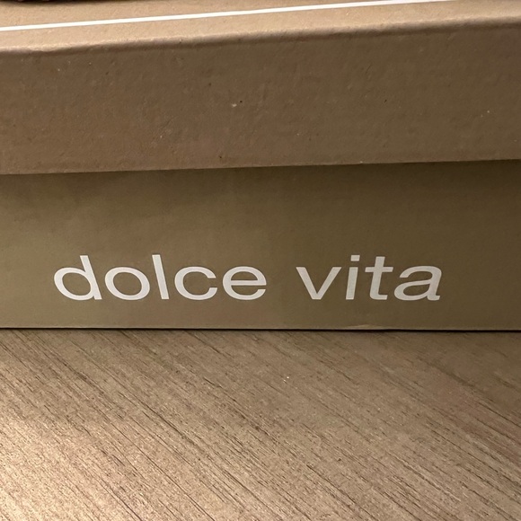 Dolce Vita Dolen Sneakers - Picture 4 of 5